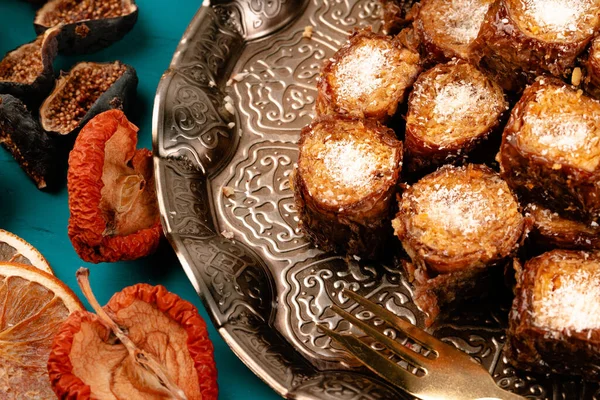 Turkisk läcker dessert på traditionella porslin på mörkblått bord — Stockfoto