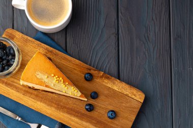 Çilekli karamel kaplı sufle keki.