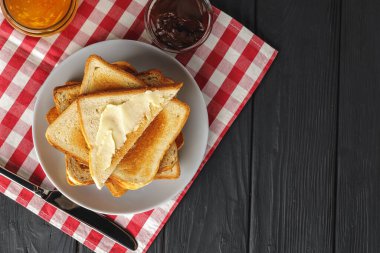 Masada tereyağı ve reçelli taze ekmek dilimi