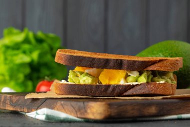 Yağda yumurta ve avokado parçalı sandviç.