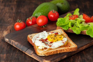Kızarmış yumurtalı tost. Yakın plan.