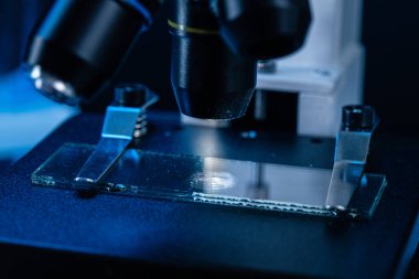 Mikroskop koyu arkaplana yakın olsun.