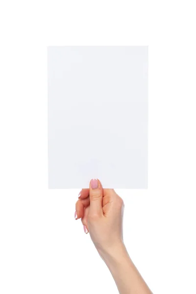 Женщина держит чистый белый лист бумаги, изолированный на белом — стоковое фото