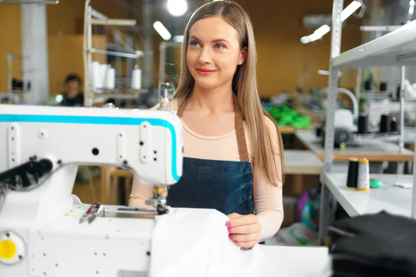 Retrato de costureira trabalhando com máquina de costura — Fotografia de Stock