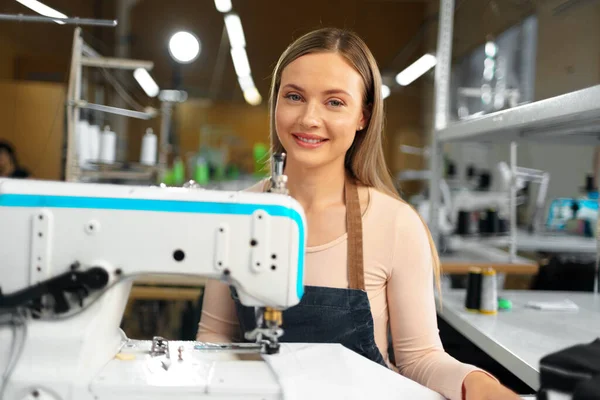 Retrato de costureira trabalhando com máquina de costura — Fotografia de Stock