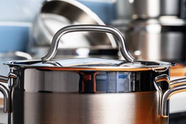 Mutfak tezgahında alüminyum yemek takımı