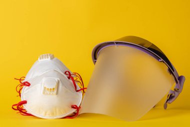 Yüz kalkanı ve tıbbi yüz maskeleri. Koronavirüs kavramına karşı koruma