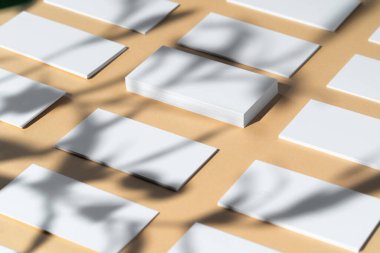 Bej arka planda beyaz iş kartının çiçekli yaratıcı fotoğrafı