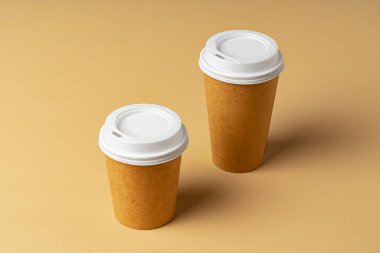 Boş kahve fincanı ve beyaz iş yerleri