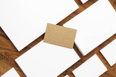 Boş iş kartları kaba ahşap masanın üzerinde.