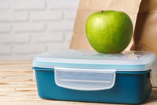 Green apple on wooden table, close up — Stock Photo, Image