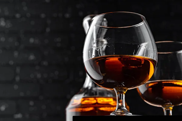 Whisky glas mot mörk svart grunge vägg — Stockfoto