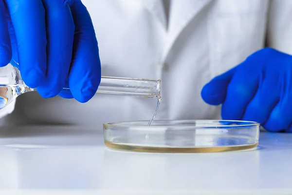 Close-up de mãos de um cientista que trabalha com amostras de laboratório — Fotografia de Stock