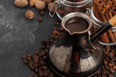 Kahve çekirdeği ve Türk, koyu yüzeyde.