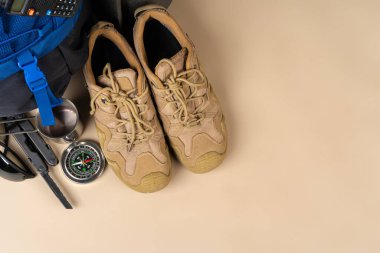 Mavi sırt çantası ve yürüyüş botları. Dağ teçhizatı