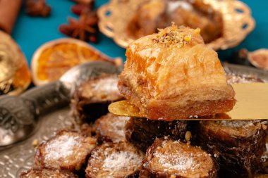 Türk Arap tatlıları gümüş tabakta yakın plan