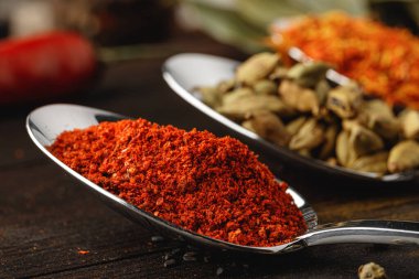 Koyu ahşap masada baharatlı kaşık. Yaklaş.