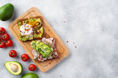 Kahvaltıda kızarmış avokado sandviçi.