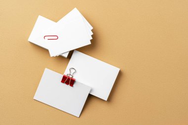 Bej arka planda klibi olan bir yığın beyaz iş adamı.