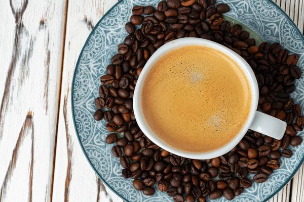 焙煎コーヒー豆のコーヒーカップ｜Top view — ストック写真