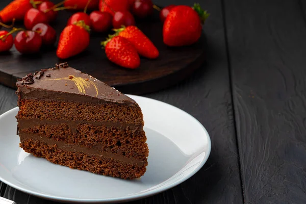 Шматочок шоколадного торта, який подають зі свіжими ягодами — стокове фото