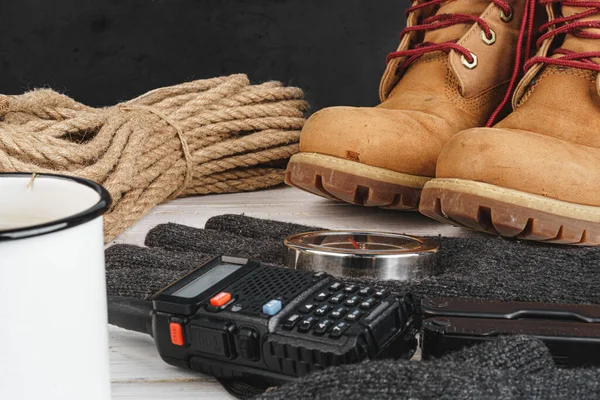 Apparatuur voor reizigers, inclusief wandelschoenen en walkietalkie — Stockfoto