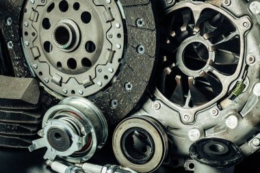 Siyah arkaplanda yeni araba parçalarını kapat