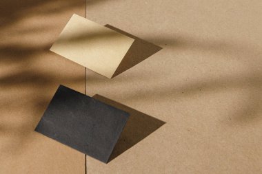 Kağıt arkaplanda iş kartıyla yeşillik gölgesi