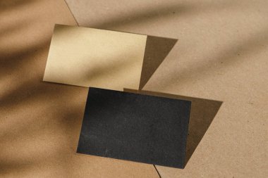 Kağıt arkaplanda iş kartıyla yeşillik gölgesi