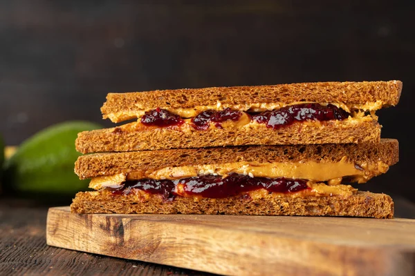 Sandwich double au beurre d'arachide et confiture de baies — Photo