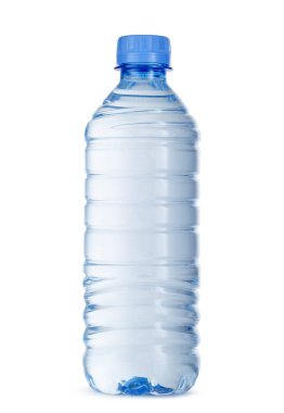Beyaz üzerine izole edilmiş plastik içinde küçük bir şişe maden suyu.