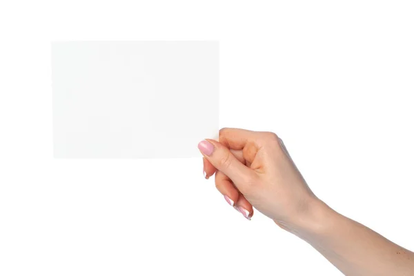 Mão das mulheres segurando folha branca em branco isolada em branco — Fotografia de Stock
