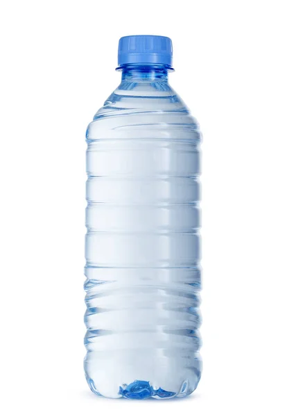Маленькая бутылка минеральной воды из пластика, изолированного на белом — стоковое фото