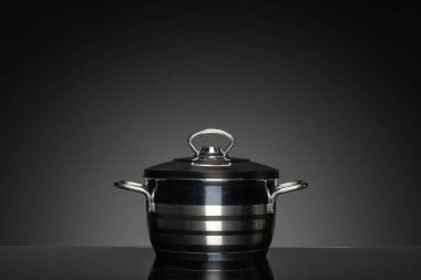 Siyah arkaplanda yeni yemek takımı, ön görünüm