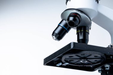 Bilimsel mikroskop lensleri yakın çekim. Laboratuvar ekipmanları