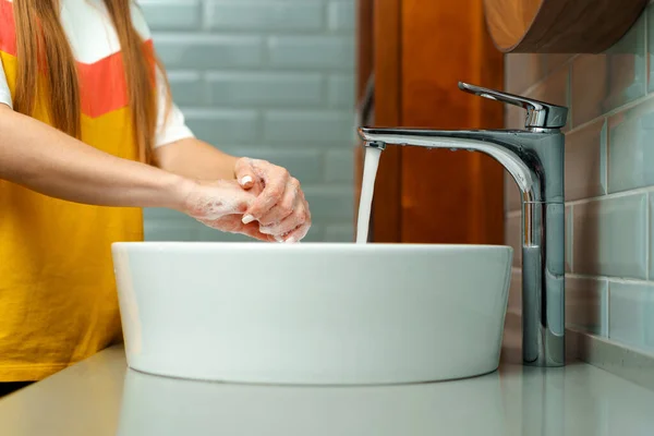 Nahaufnahme einer Frau, die sich in einem Waschbecken im Badezimmer die Hände wäscht — Stockfoto