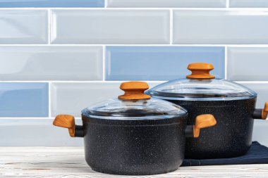 Mutfak tezgahındaki yemek takımının fotoğrafını kapat.