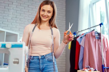 Tekstil fabrikasında çalışan kadın terzi.