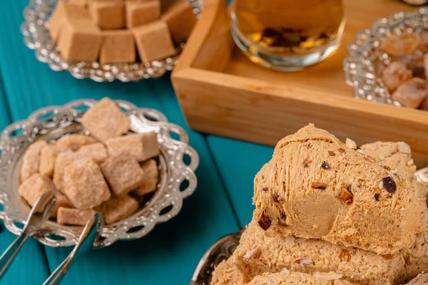 Turkiska halva national dessert på blått träbord — Stockfoto