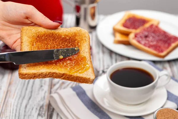 Ženské ruce připravují toasty s ovocnou marmeládou — Stock fotografie