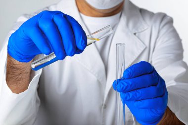 Laboratuvar örnekleriyle çalışan bir bilim adamının ellerine yakın çekim