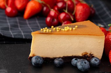 Çilekli karamel kaplı sufle keki.