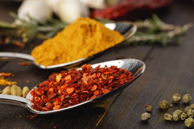 Koyu ahşap masada baharatlı kaşık. Yaklaş.