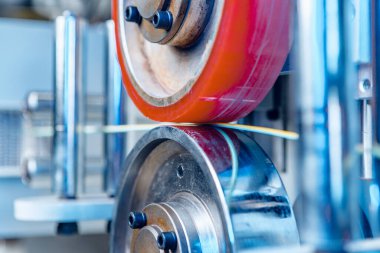 Elektrik kabloları ve optik fiberler üreten modern bir fabrikanın içinde. .Kablo üretim makinesi parçası.