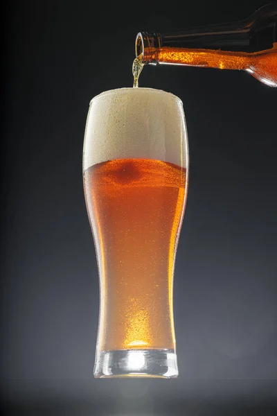 Üvegbe öntött sör fekete háttéren — Stock Fotó