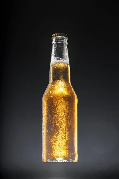 Bottiglia di birra su sfondo scuro, spazio di copia — Foto Stock