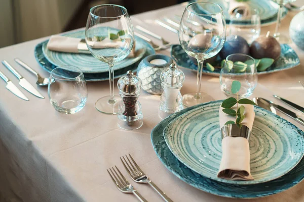 Luxe groene tafel versierd met kaarsen — Stockfoto