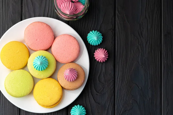 Francouzské makrónové sušenky jasných barev podávané v bílé keramické desce — Stock fotografie