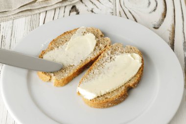 Basit bir kahvaltı. Tereyağlı kızarmış ekmek.