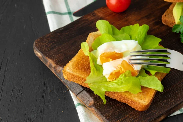 Tostadas francesas con huevo frito de cerca — Foto de Stock